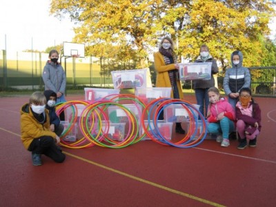 <p class="c">Übergabe der Spielekisten an die Klassensprecher</p>